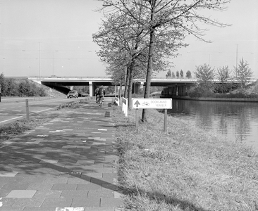 884377 Afbeelding van een ANWB-wegwijzer met de tekst 'DOORGAAND VERKEER' naast het fietspad langs de Winthontlaan te ...